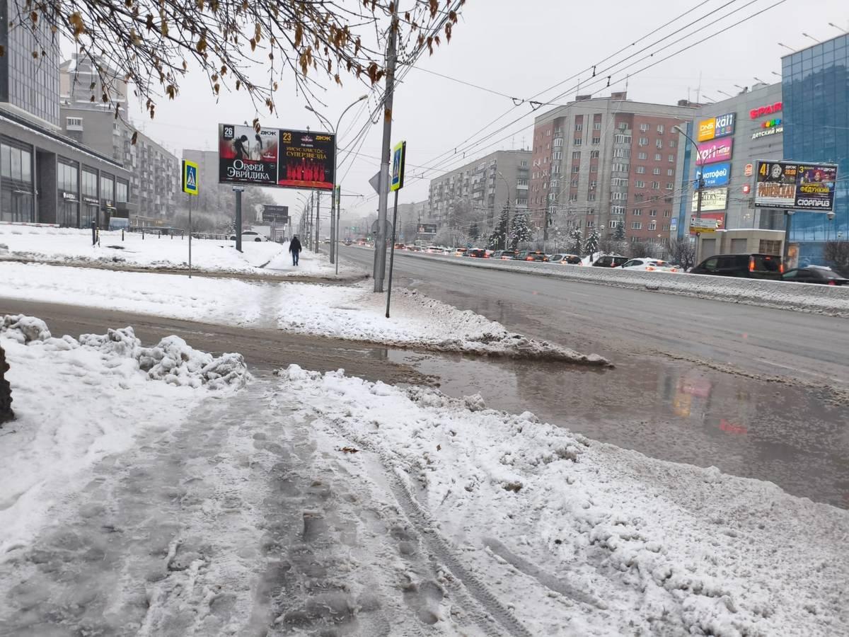 Фото «Не пройти, не проехать»: Новосибирск погрузился в слякоть. Фоторепортаж 10